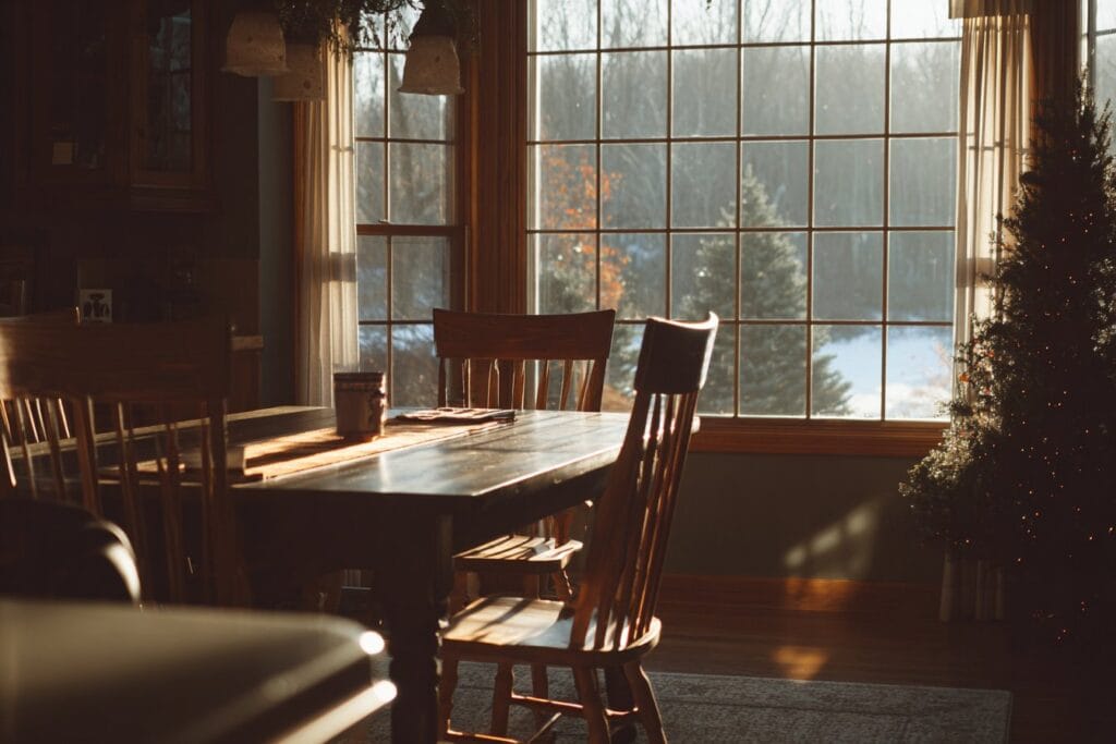 Moody Dining Room Décor Ideas